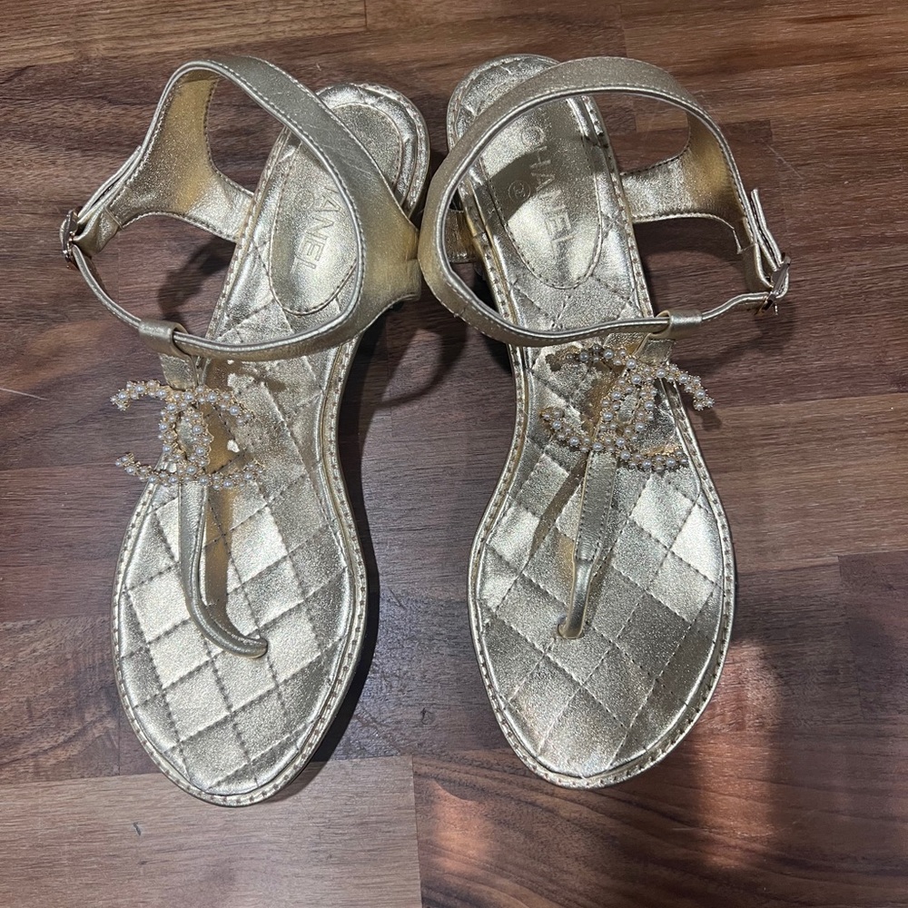 CHANEL SS 2022, Gold & Pearl CC leather sandals, NWT ( NEVER WORN)